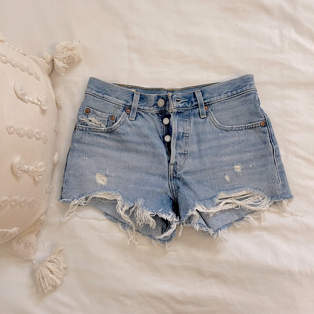 Levi’s 501 shorts women’s size 25!!